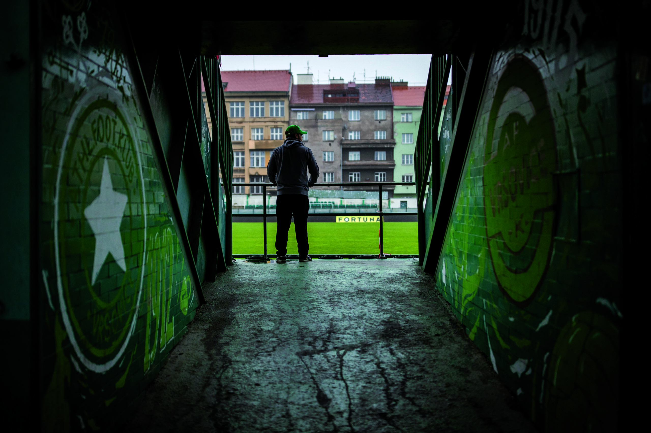 I tohle patří k Ďolíčku: grafiti na zdech jen pár metrů od hrací plochy, samozřejmě s motivy Bohemians.