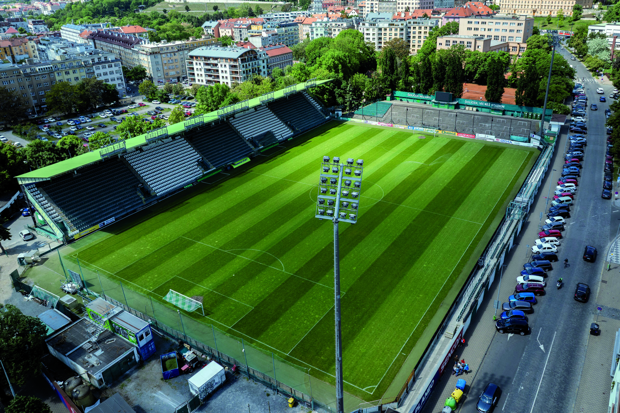 Pohled na současný stadion i s umělým osvětlením. Samozřejmě s ikonickou strmou tribunou postavenou v roce 1970.