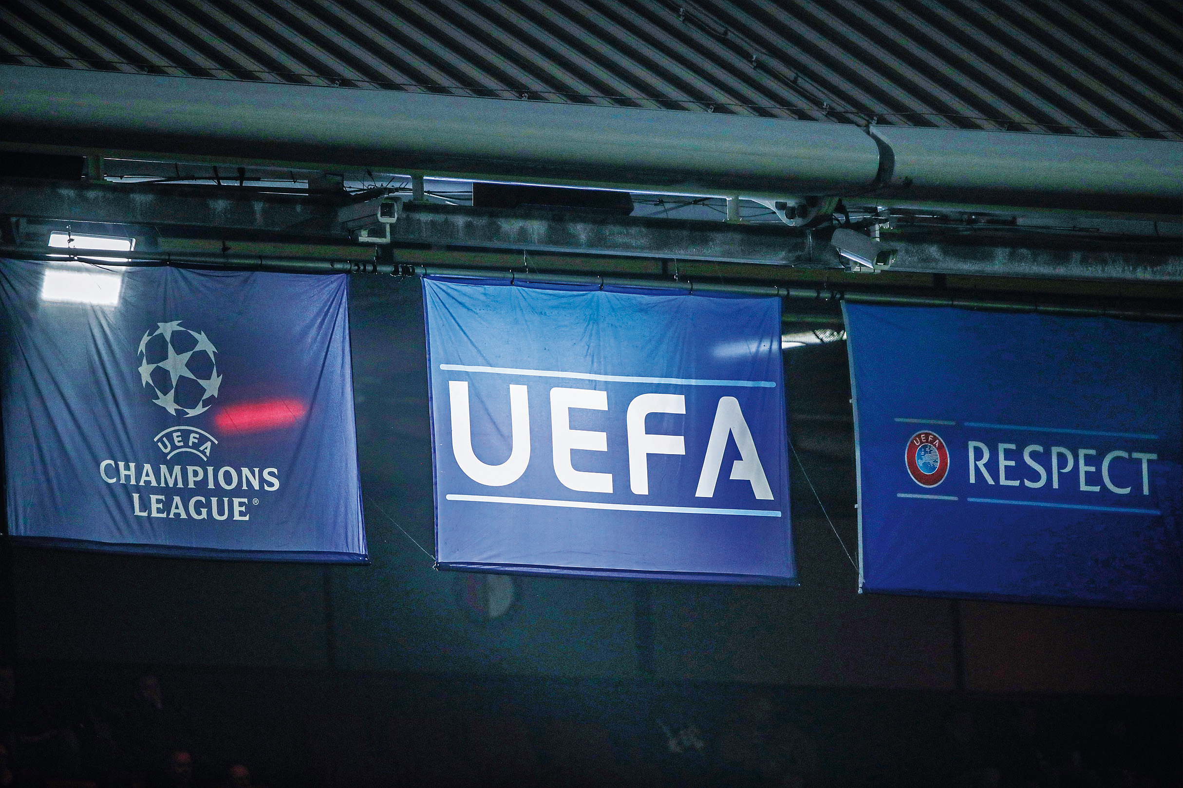 Politika do fotbalu (ne)patří?