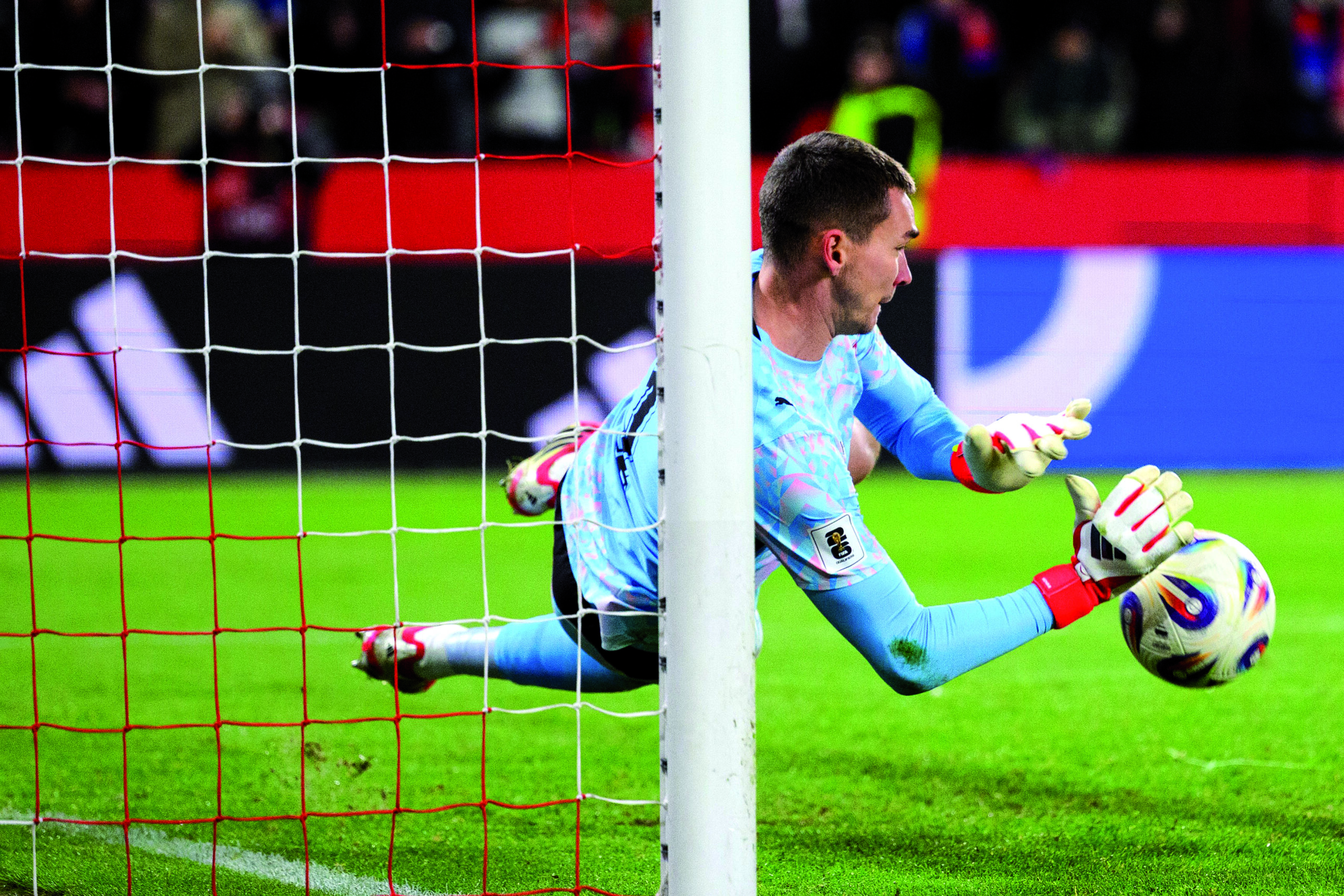Český brankář Matěj Kovář chytá penaltu během utkání baráže o MS 2026