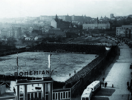 Pohled na zaplněný stadion Bohemians ve Vršovicích. Fotografie byla pořízena v roce 1932.